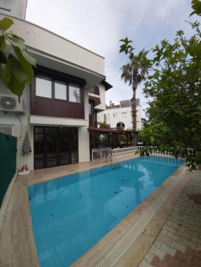 Havuz olanagı sunan rahat müstakil villa